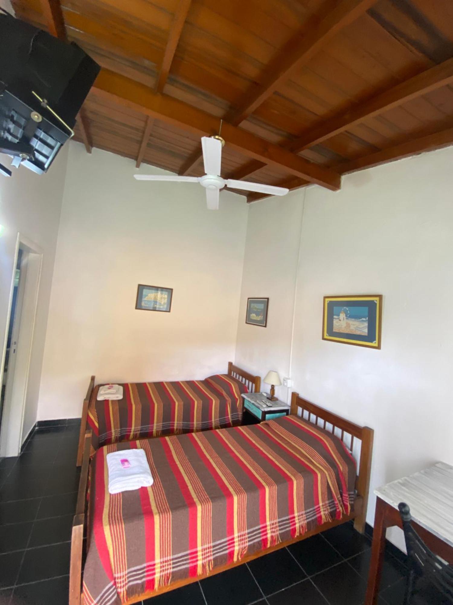 Acacia Hotel *